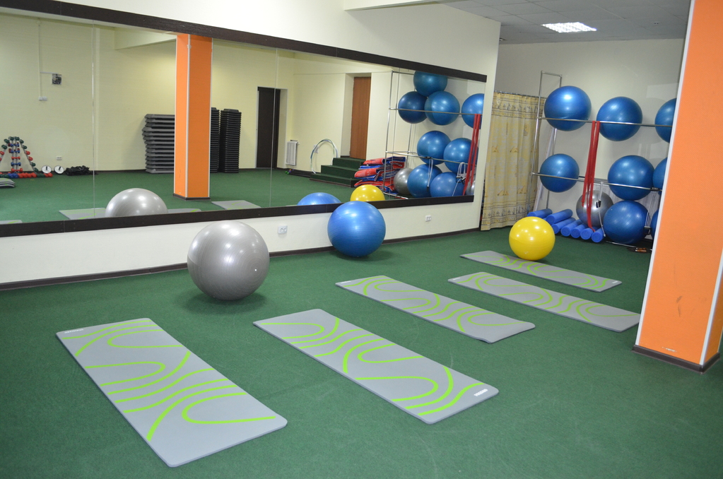 Зал для фитнеса, аэробики и танцев общий вид с мячами и ковриками